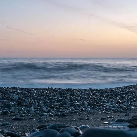 Sui Tetti, Caressa De Mae *