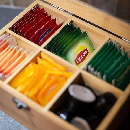 Sui Tetti, Caressa De Mae Daire *