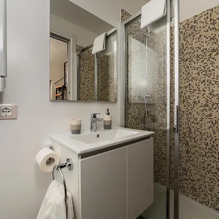 Sui Tetti, Caressa De Mae Appartement