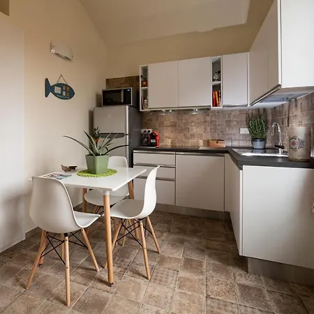 Sui Tetti, Caressa De Mae Apartment