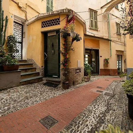 Sui Tetti, Caressa De Mae Appartement